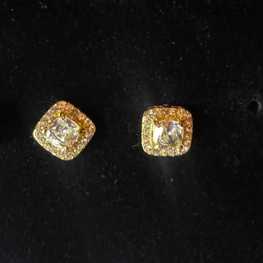 🌻 Elegant Gold and Silver Stud Earrings